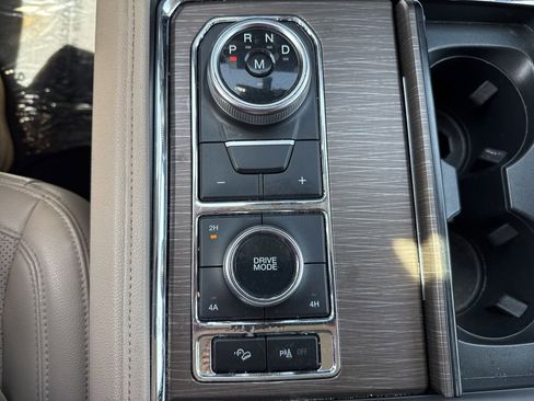 Used 2024 Ford Expedition Limited AWD/4WD image 18