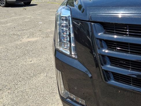 Used 2020 Cadillac Escalade Luxury w/ Escalade Sport Edition AWD/4WD image 11