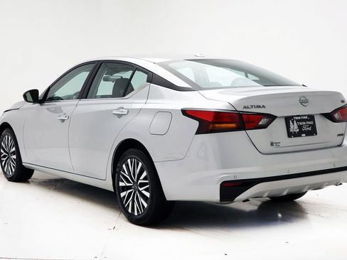 Used 2024 Nissan Altima 2.5 SV AWD/4WD image 7
