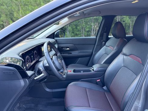 Used 2025 Nissan Kicks SR FWD image 5