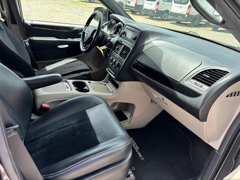 Used 2017 Dodge Grand Caravan SXT FWD image 19