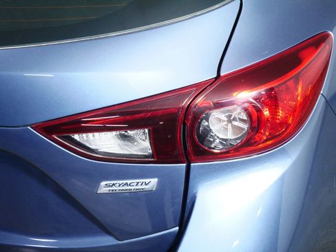 Used 2015 MAZDA MAZDA3 i Touring w/ Technology Package image 17