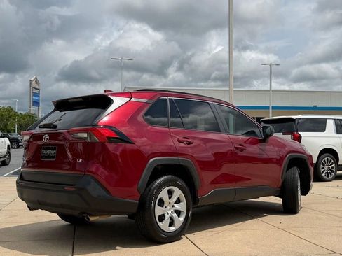 Used 2021 Toyota RAV4 LE FWD image 8