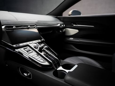 Used 2025 Aston Martin V8 Vantage Coupe RWD image 41
