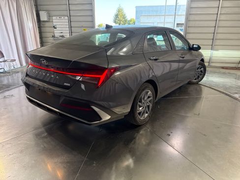 Used 2026 Hyundai Elantra Hybrid FWD image 5