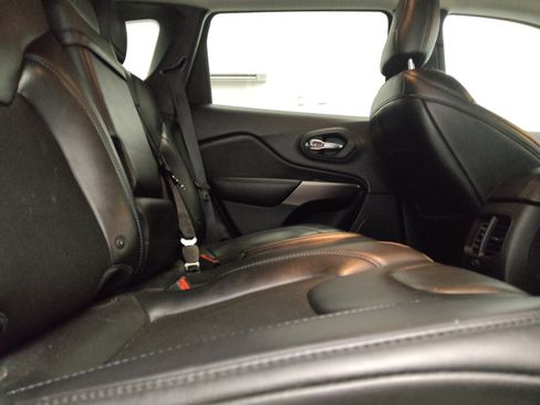 Used 2019 Jeep Cherokee Latitude Plus FWD image 19