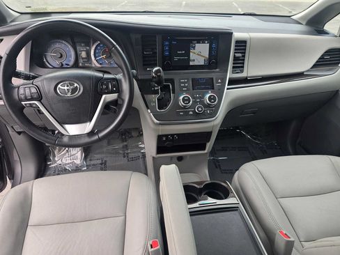 Used 2017 Toyota Sienna XLE w/ XLE Navigation Package FWD image 19
