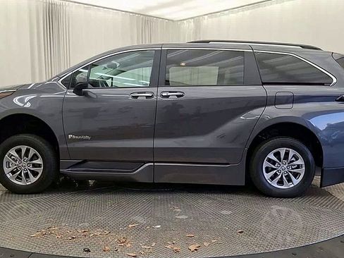 Used 2025 Toyota Sienna XLE w/ XLE Plus Package FWD image 7