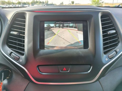 Used 2020 Jeep Cherokee Latitude w/ Cold Weather Group AWD/4WD image 26
