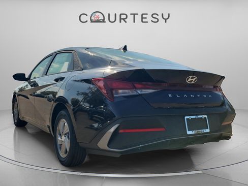 New 2026 Hyundai Elantra SE image 2