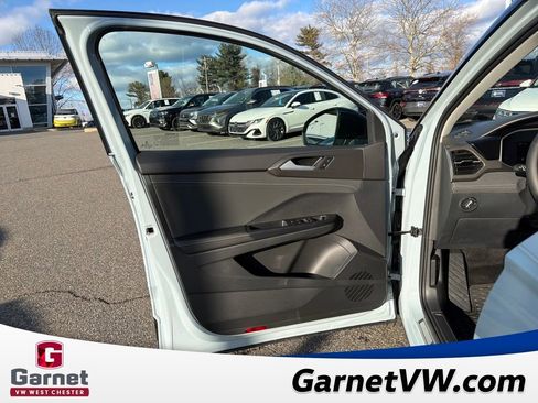 Certified 2025 Volkswagen Taos SE image 11