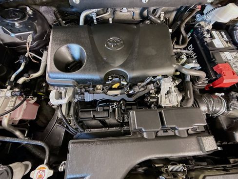 Used 2021 Toyota RAV4 XLE FWD image 39