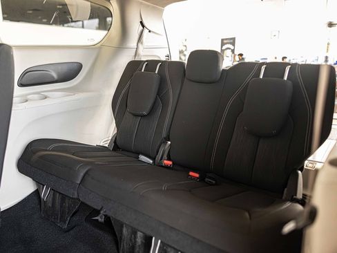 Used 2022 Chrysler Voyager LX image 33