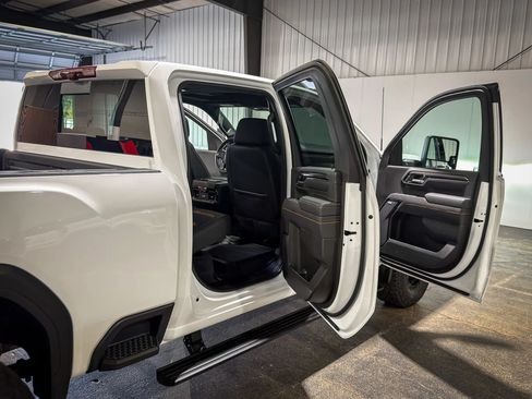 Used 2025 GMC Sierra 2500 AT4 w/ AT4 Premium Plus Package AWD/4WD image 33