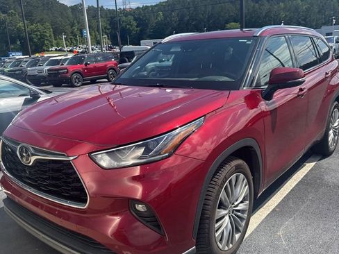 Used 2021 Toyota Highlander Platinum FWD image 2