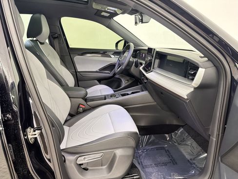 Used 2025 Volkswagen Tiguan SE R-Line image 26