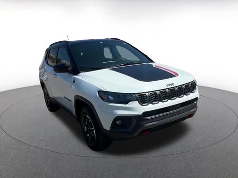 Used 2025 Jeep Compass Trailhawk image 3