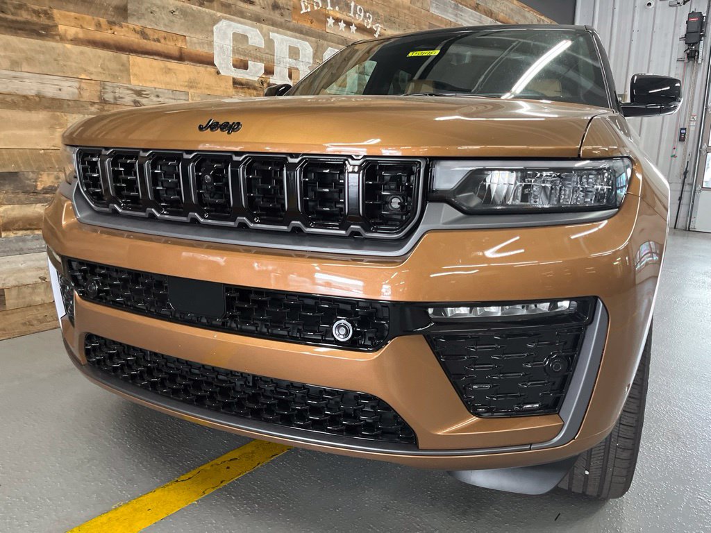 New 2027 Jeep Grand Cherokee Summit w/ Adv Protech Group IV AWD/4WD image 9