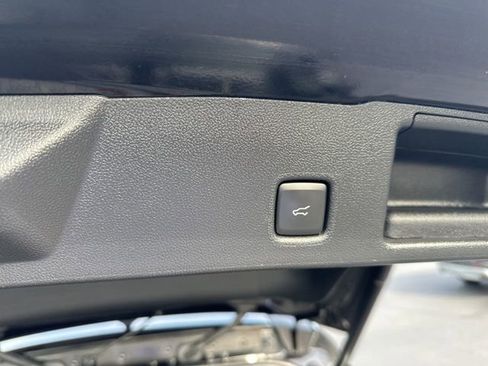 Used 2022 Ford Escape SE w/ SE Sport Appearance Package image 6