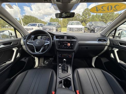Used 2024 Volkswagen Tiguan SE image 11