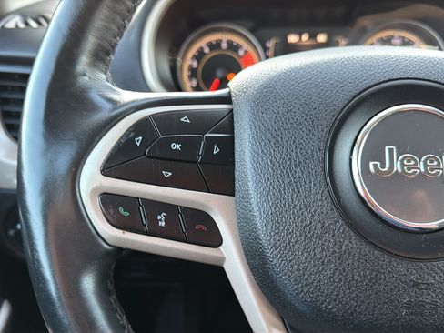 Used 2017 Jeep Cherokee Latitude w/ Cold Weather Group AWD/4WD image 17
