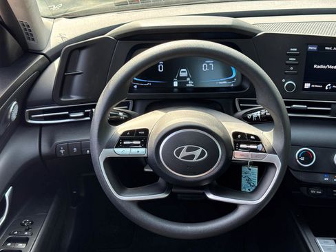 Used 2026 Hyundai Elantra SE FWD image 17