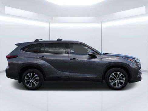 Used 2021 Toyota Highlander XLE FWD image 2