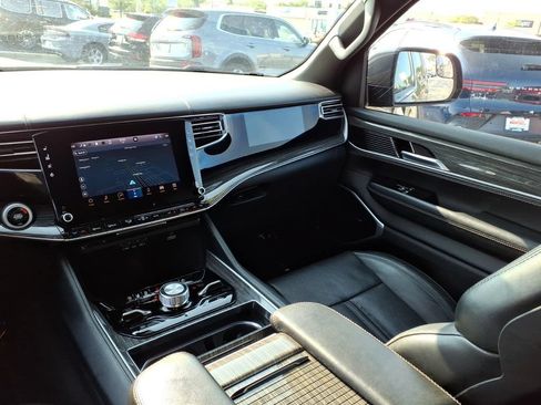Certified 2022 Jeep Wagoneer Series III w/ Flexible Seating Group AWD/4WD image 18