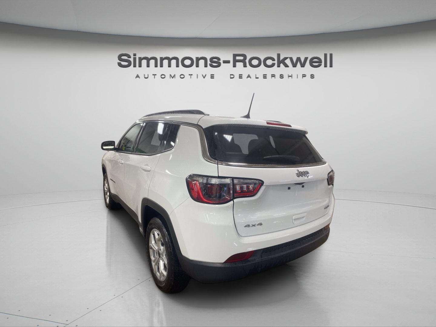 Used 2025 Jeep Compass Latitude AWD/4WD image 3