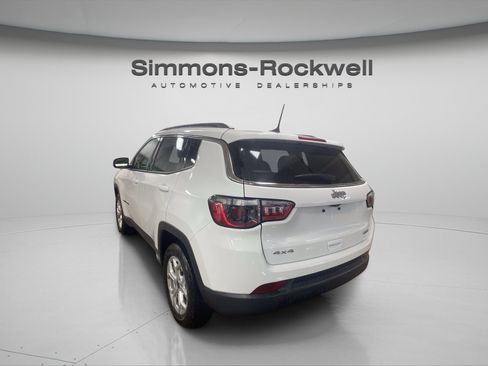 Used 2025 Jeep Compass Latitude AWD/4WD image 3