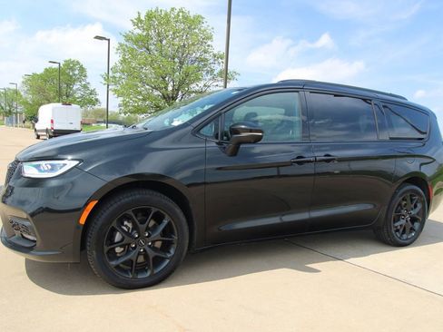 Used 2023 Chrysler Pacifica Touring-L w/ S Appearance Package image 16