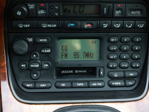Used 2002 Jaguar XJ8 image 32