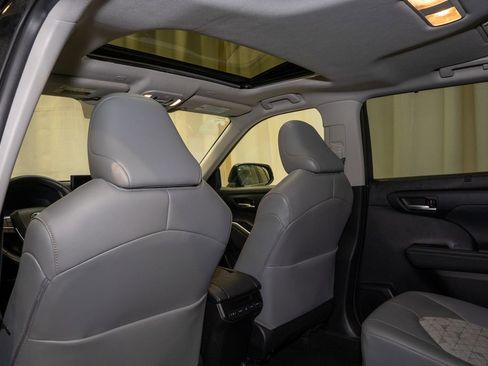 Used 2023 Toyota Highlander Bronze Edition image 10