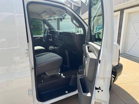 Used 2017 Chevrolet Express 2500 RWD image 15