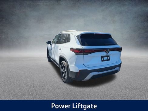 New 2025 Volkswagen Tiguan SE image 18
