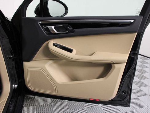 Certified 2025 Porsche Macan image 23