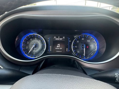 Used 2018 Chrysler Pacifica Touring-L FWD image 9