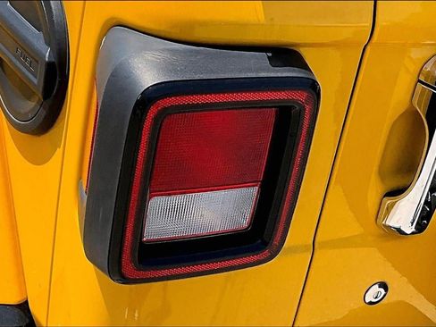 Used 2019 Jeep Wrangler Unlimited Sahara AWD/4WD image 26
