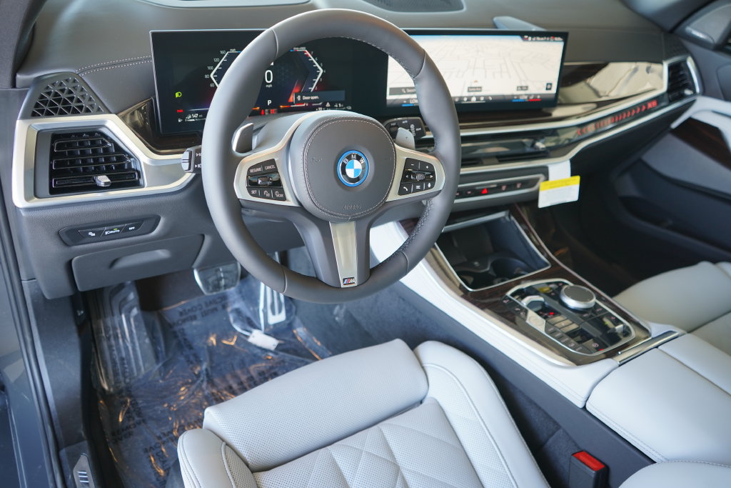 Used 2026 BMW X5 xDrive50e w/ M Sport Package AWD/4WD image 14
