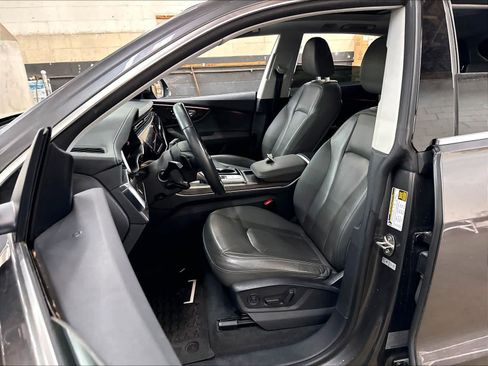 Used 2019 Audi Q8 Prestige w/ Adaptive Chassis Package AWD/4WD image 27