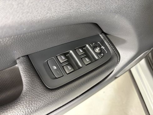 Used 2018 Volvo XC60 T6 Momentum w/ Vision Package image 15