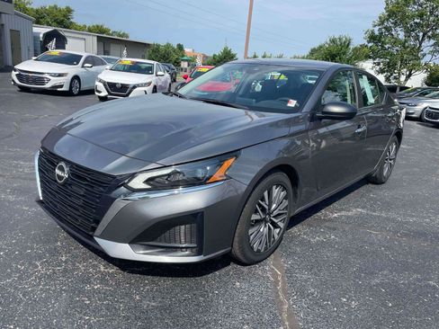 Used 2024 Nissan Altima 2.5 SV FWD image 3