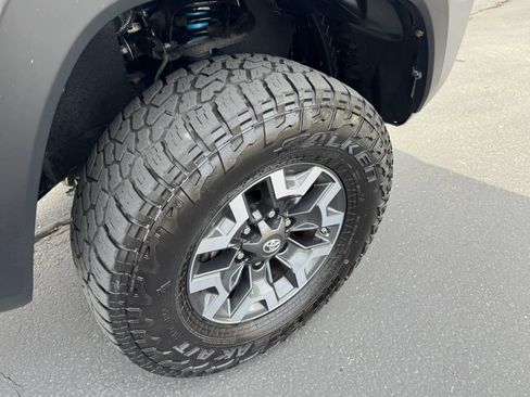 Used 2018 Toyota Tacoma TRD Off-Road AWD/4WD image 12