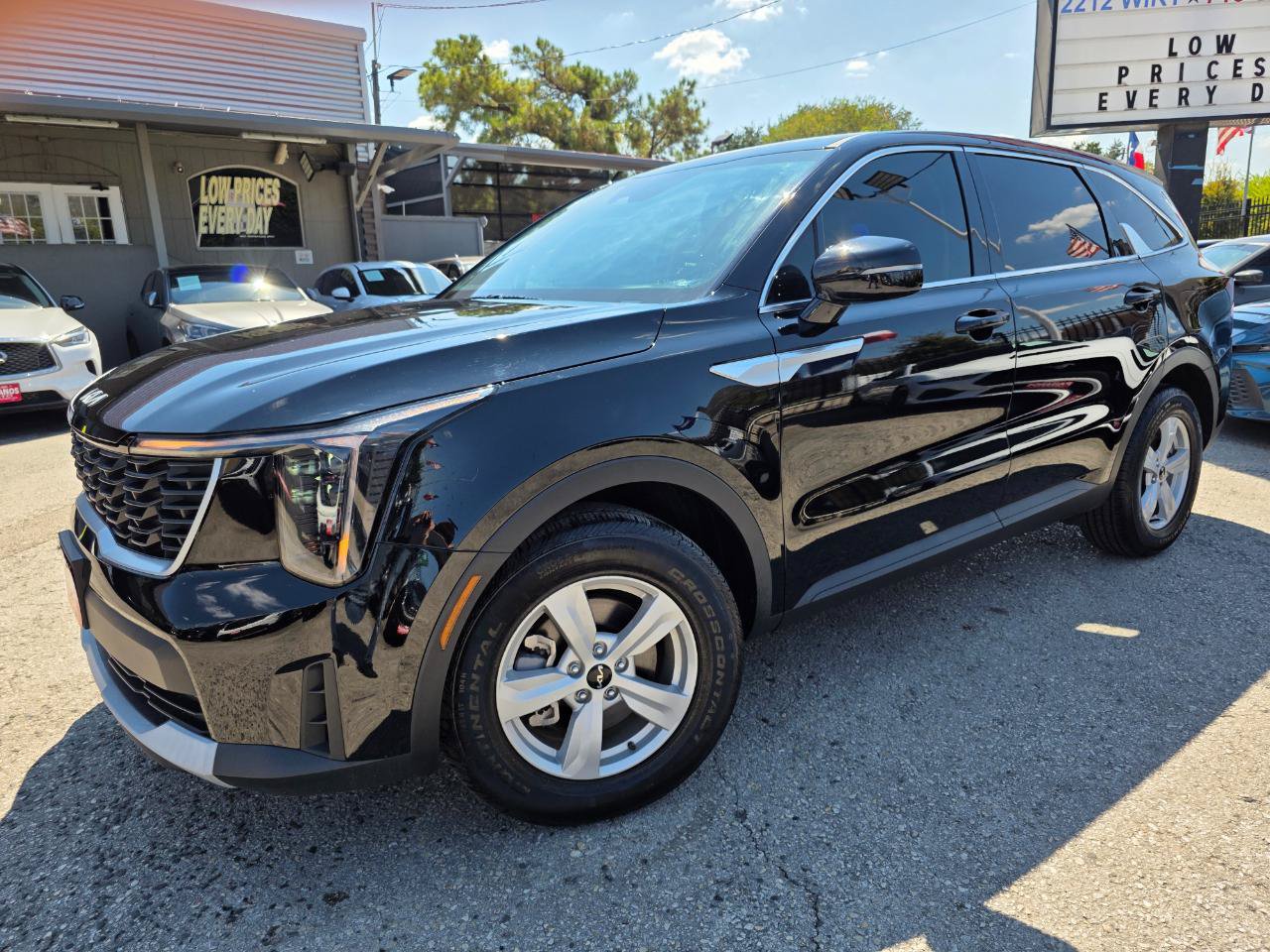 Used 2025 Kia Sorento LX FWD image 2
