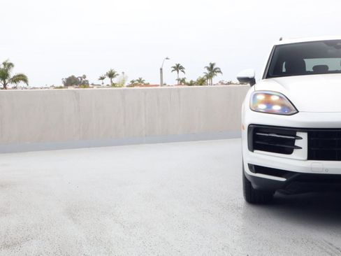 Certified 2024 Porsche Cayenne AWD/4WD image 12