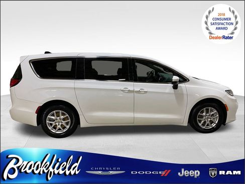 Used 2023 Chrysler Pacifica Touring image 7