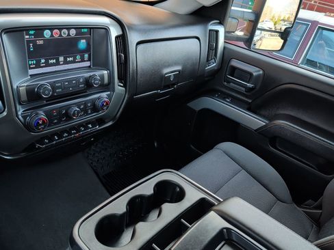 Used 2019 Chevrolet Silverado 2500 LT w/ LT Convenience Package image 18