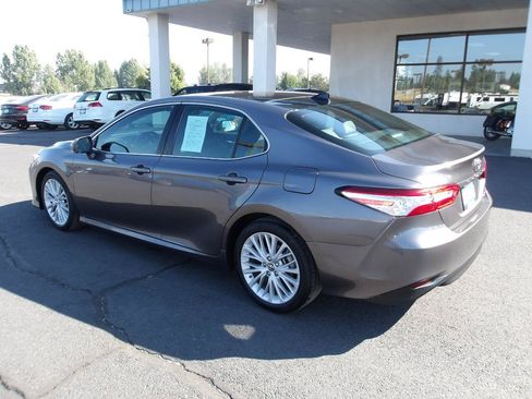 Used 2019 Toyota Camry XLE w/ Navigation Package FWD image 3