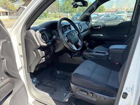 Used 2021 Toyota Tacoma TRD Off-Road w/ Technology Package AWD/4WD image 10