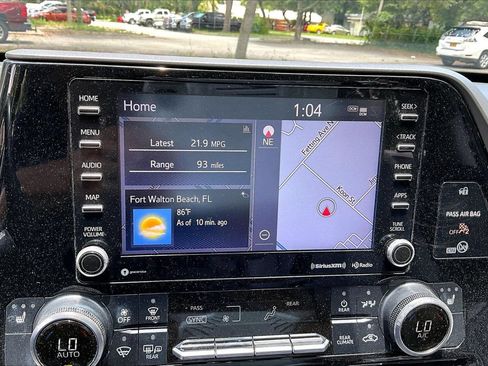 Used 2020 Toyota Highlander XLE FWD image 24